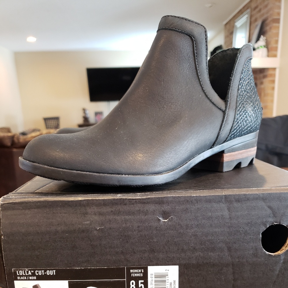 Sorel Lolla cut out booties 8.5